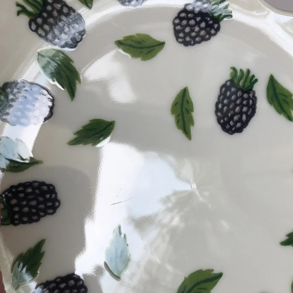 Williams Sonoma Heart Shaped Strawberry And Blackberry Dessert Plates